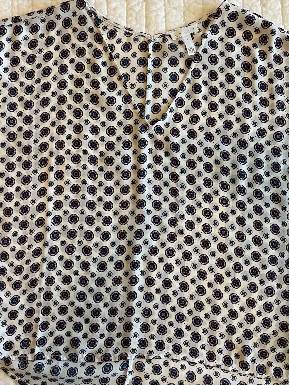 Leith White Geo-Print V-Neck Shirt - Size M